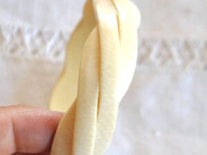 Bracelet jonc vintage en bakélite sculpté couleur crème - anneau 6.2 cm
