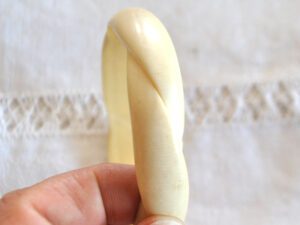 Bracelet jonc vintage bakélite sculpté tressage couleur crème - anneau 6cm
