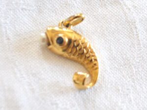 Collier Pendentif poisson doré en plaqué Or poinçon carré - Bijou vintage perle