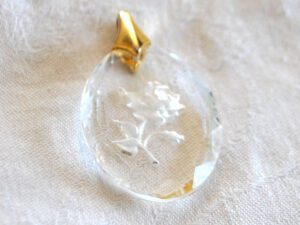 Pendentif en cristal gravé Rose et monture doré - Bijou vintage collier