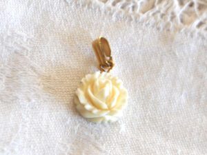 Pendentif rose en bakélite crème sculpté et doré - Bijou Collier vintage