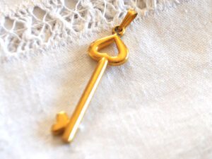 Pendentif clé doré AMOUR Cœur - Bijou vintage collier