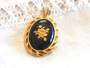 Pendentif médaillon bleu cobalt et doré en porcelaine de Limoges - Bijou vintage collier