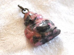 Bijou vintage pendentif Bouddha en pierre naturelle marbré rose