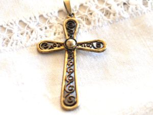 Pendentif croix filigrane en Plaqué Or - Collier Bijou vintage 6cm