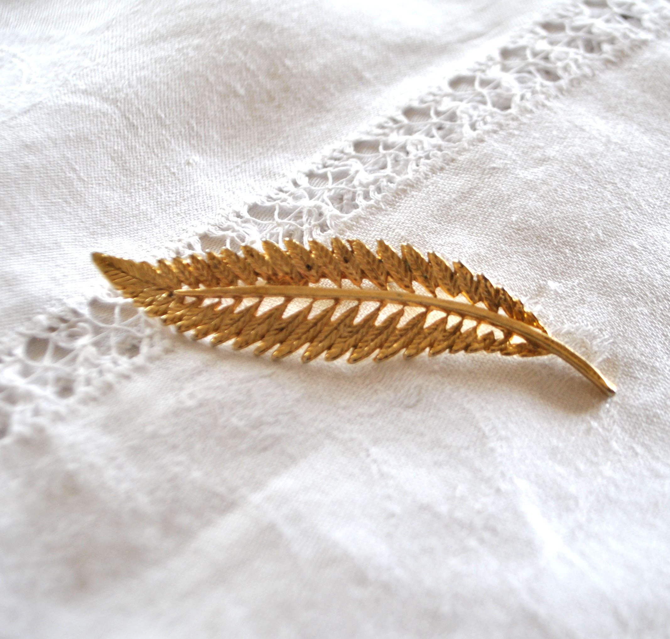 Broche dorée Feuille ajouré en métal - Bijou vintage – Image 5