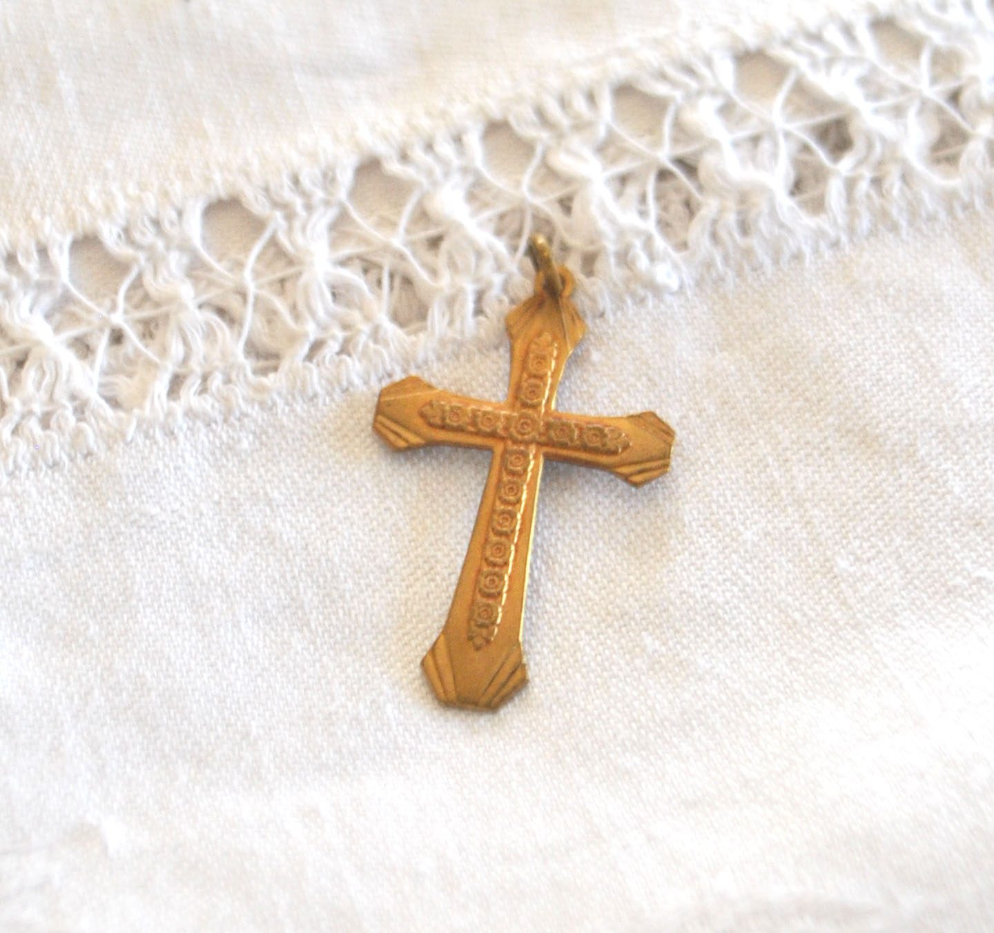 Pendentif croix gravée en Plaqué Or - Collier Bijou doré vintage 3cm – Image 3