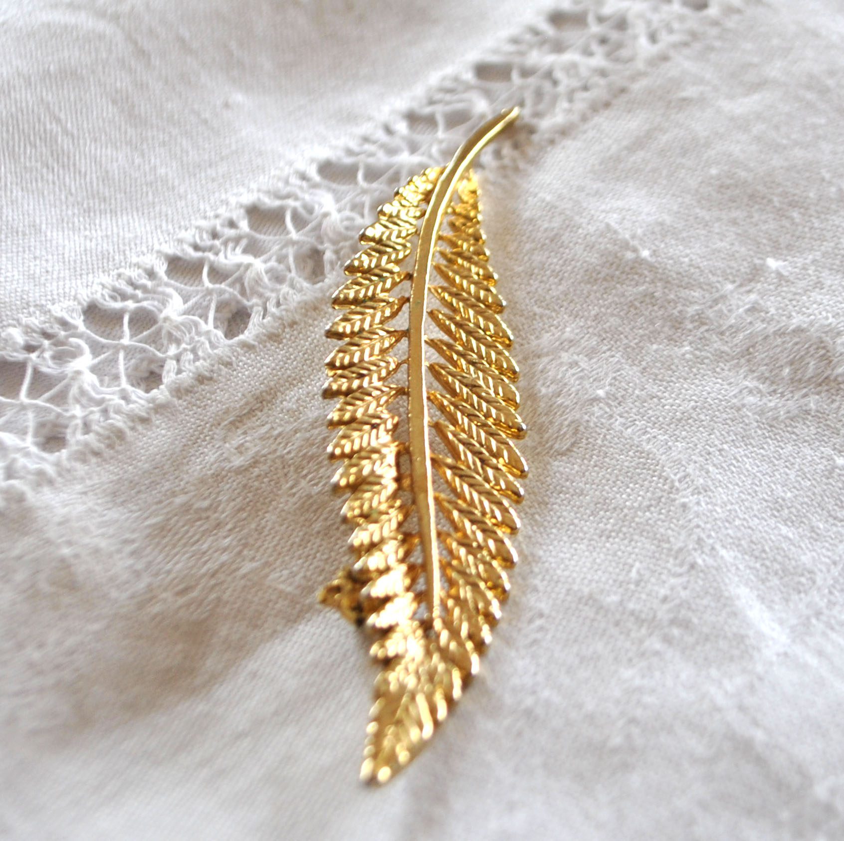 Broche dorée Feuille ajouré en métal - Bijou vintage – Image 6
