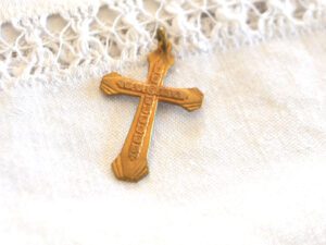Pendentif croix gravée en Plaqué Or - Collier Bijou doré vintage 3cm