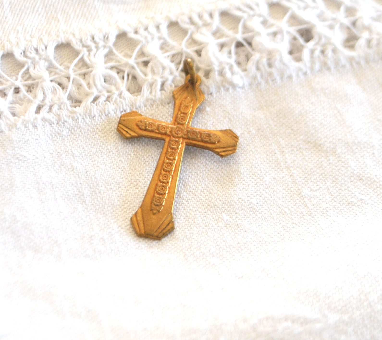 Pendentif croix gravée en Plaqué Or - Collier Bijou doré vintage 3cm