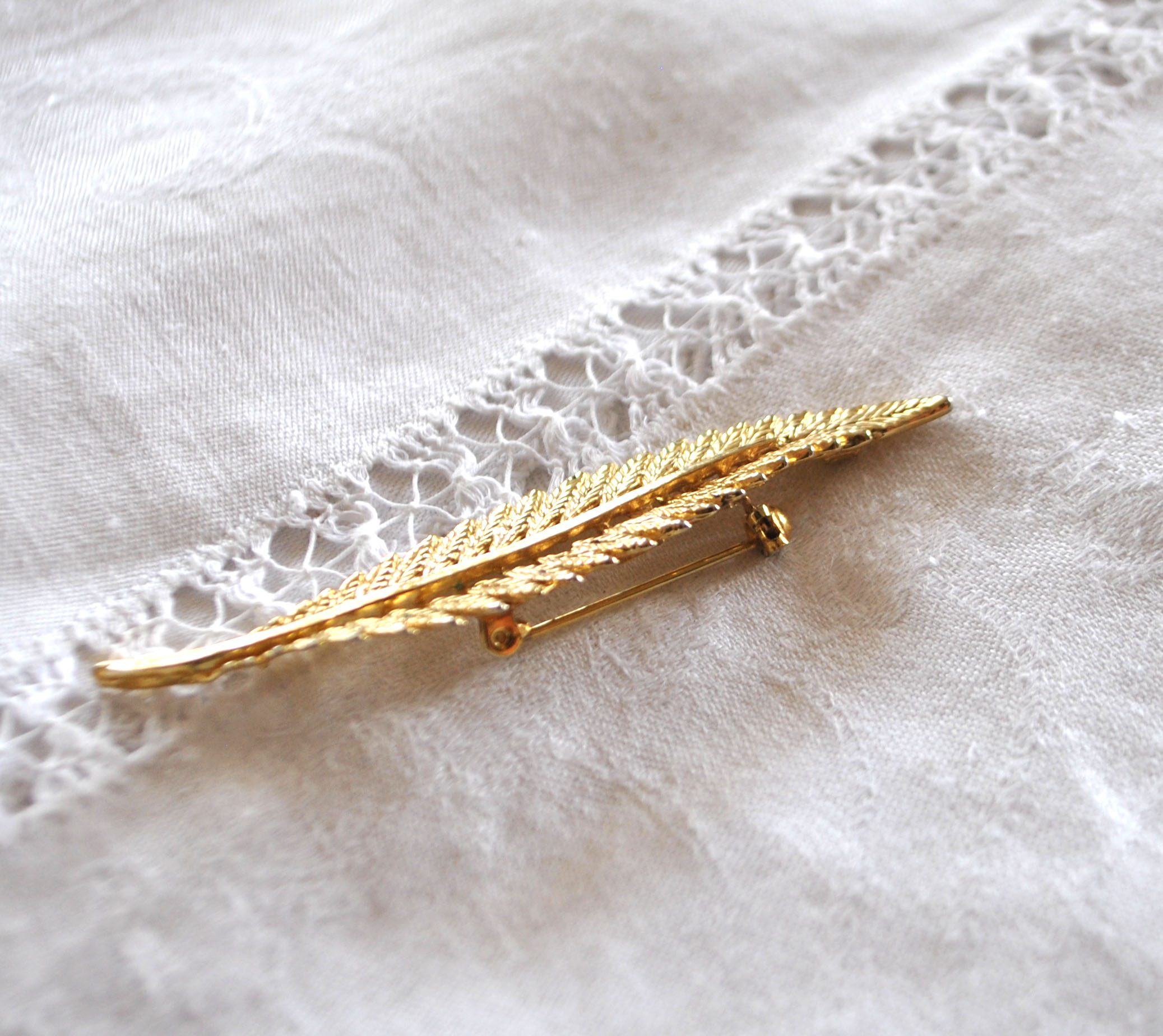 Broche dorée Feuille ajouré en métal - Bijou vintage – Image 7