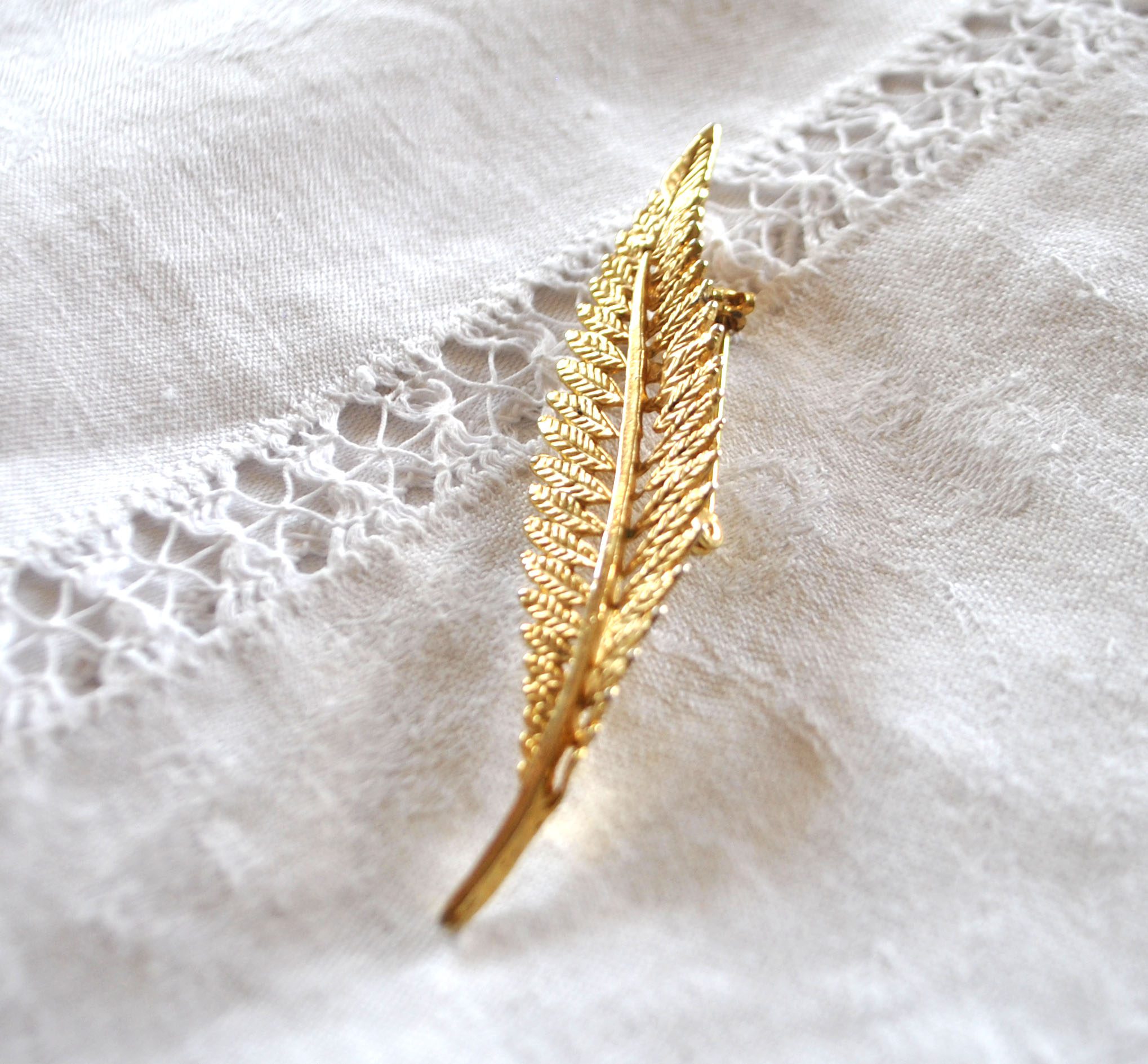Broche dorée Feuille ajouré en métal - Bijou vintage – Image 8