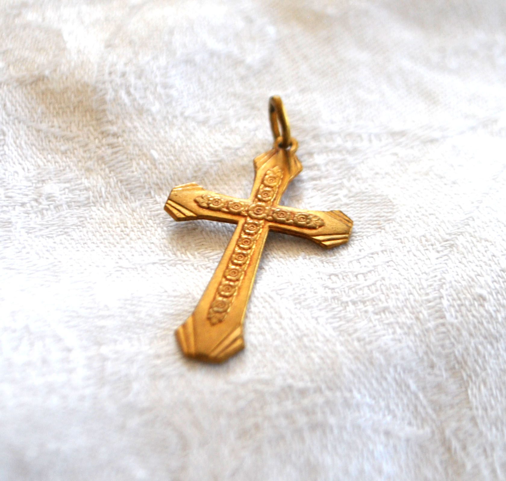 Pendentif croix gravée en Plaqué Or - Collier Bijou doré vintage 3cm – Image 5