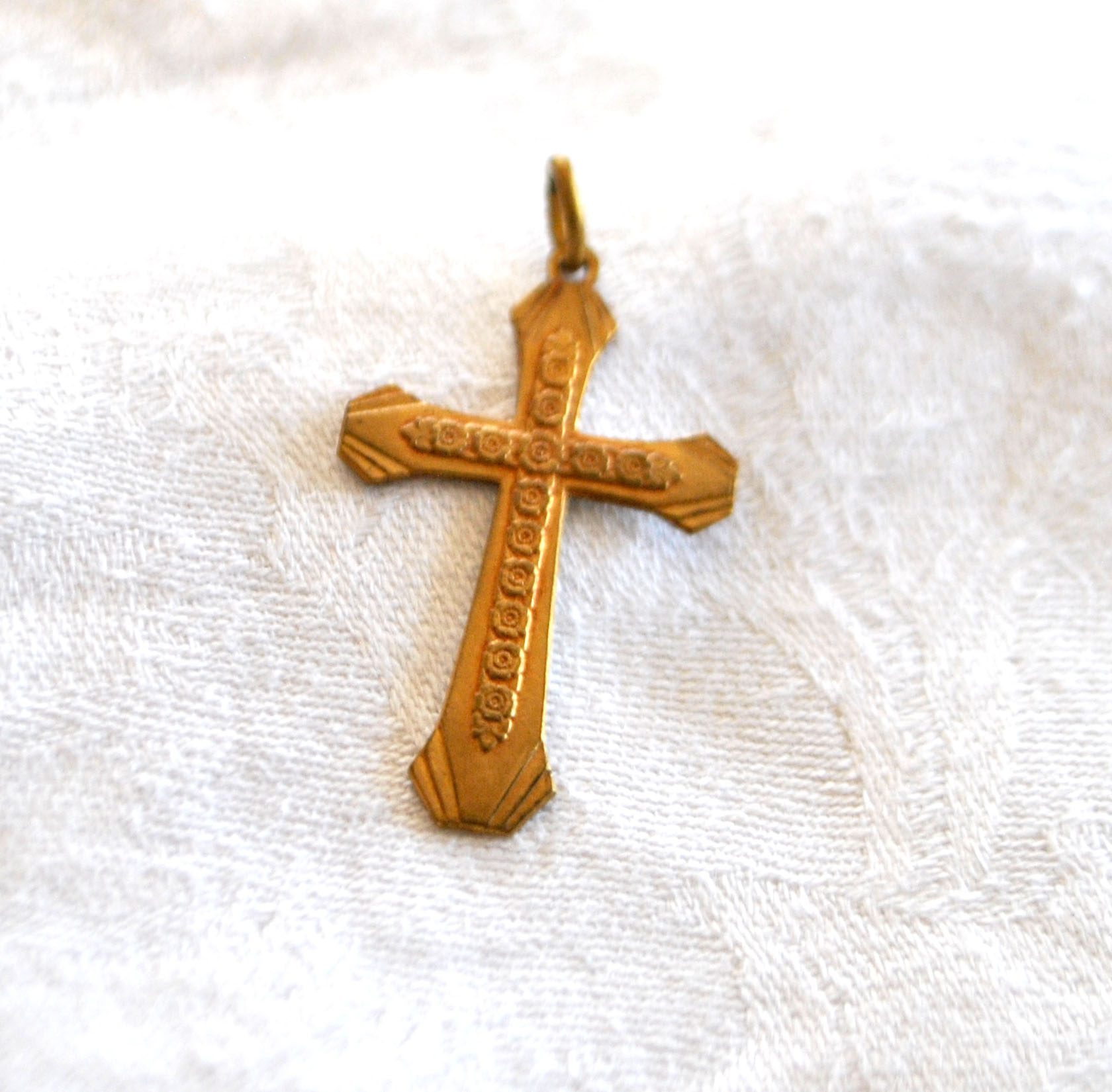 Pendentif croix gravée en Plaqué Or - Collier Bijou doré vintage 3cm – Image 6