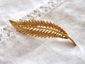 Broche dorée Feuille ajouré en métal - Bijou vintage
