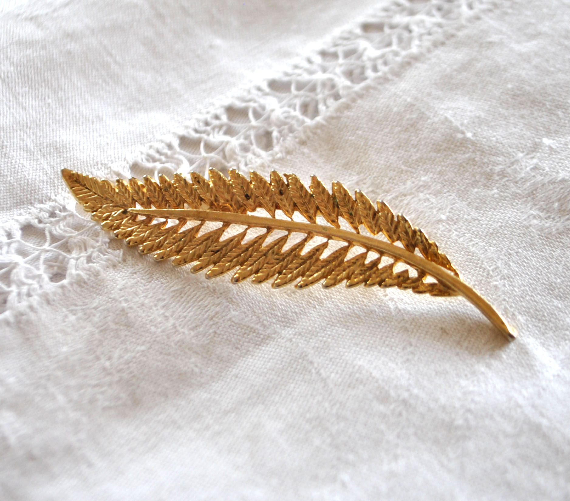 Broche dorée Feuille ajouré en métal - Bijou vintage