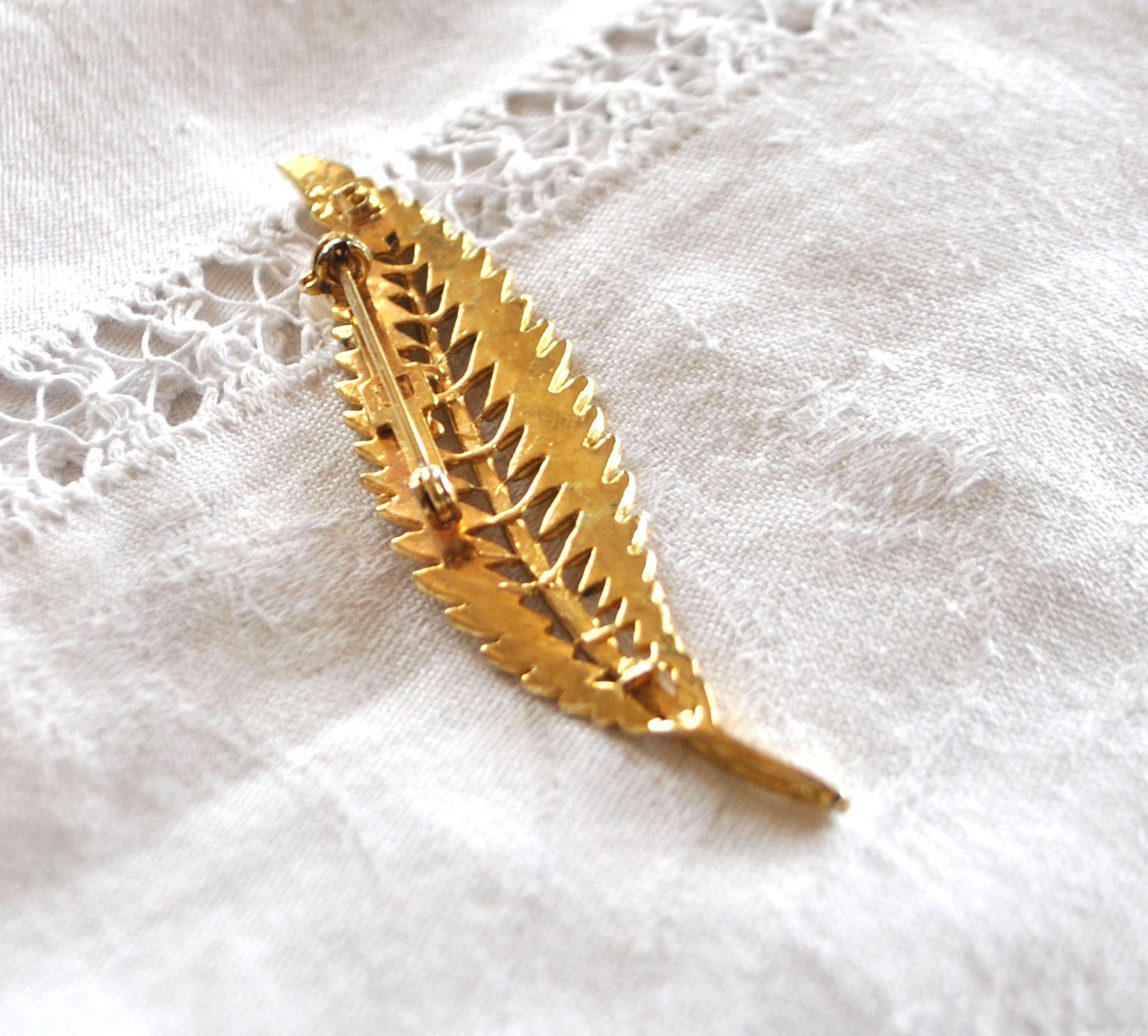 Broche dorée Feuille ajouré en métal - Bijou vintage – Image 10