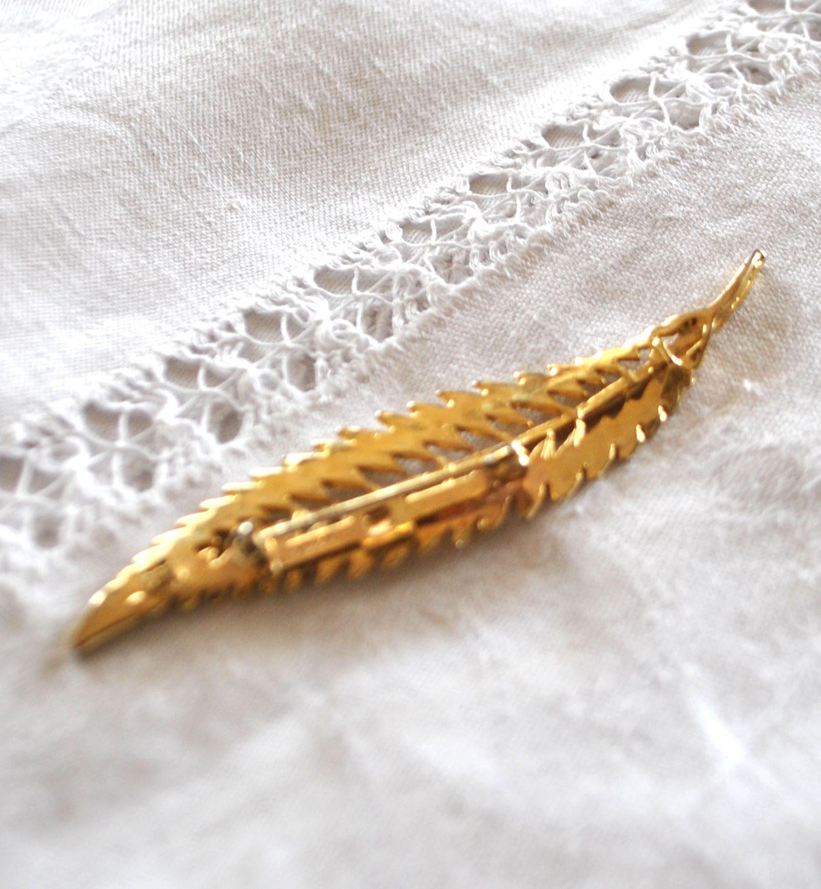 Broche dorée Feuille ajouré en métal - Bijou vintage – Image 11