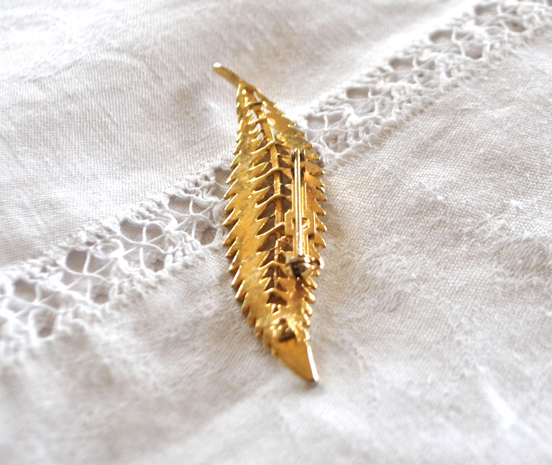 Broche dorée Feuille ajouré en métal - Bijou vintage – Image 2