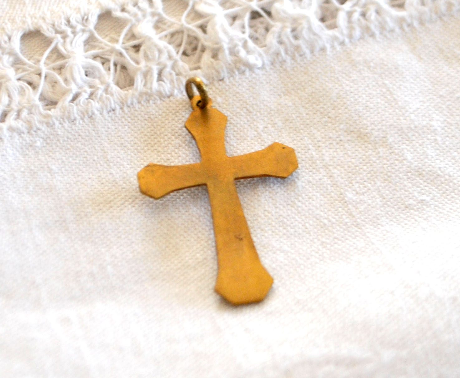 Pendentif croix gravée en Plaqué Or - Collier Bijou doré vintage 3cm – Image 2