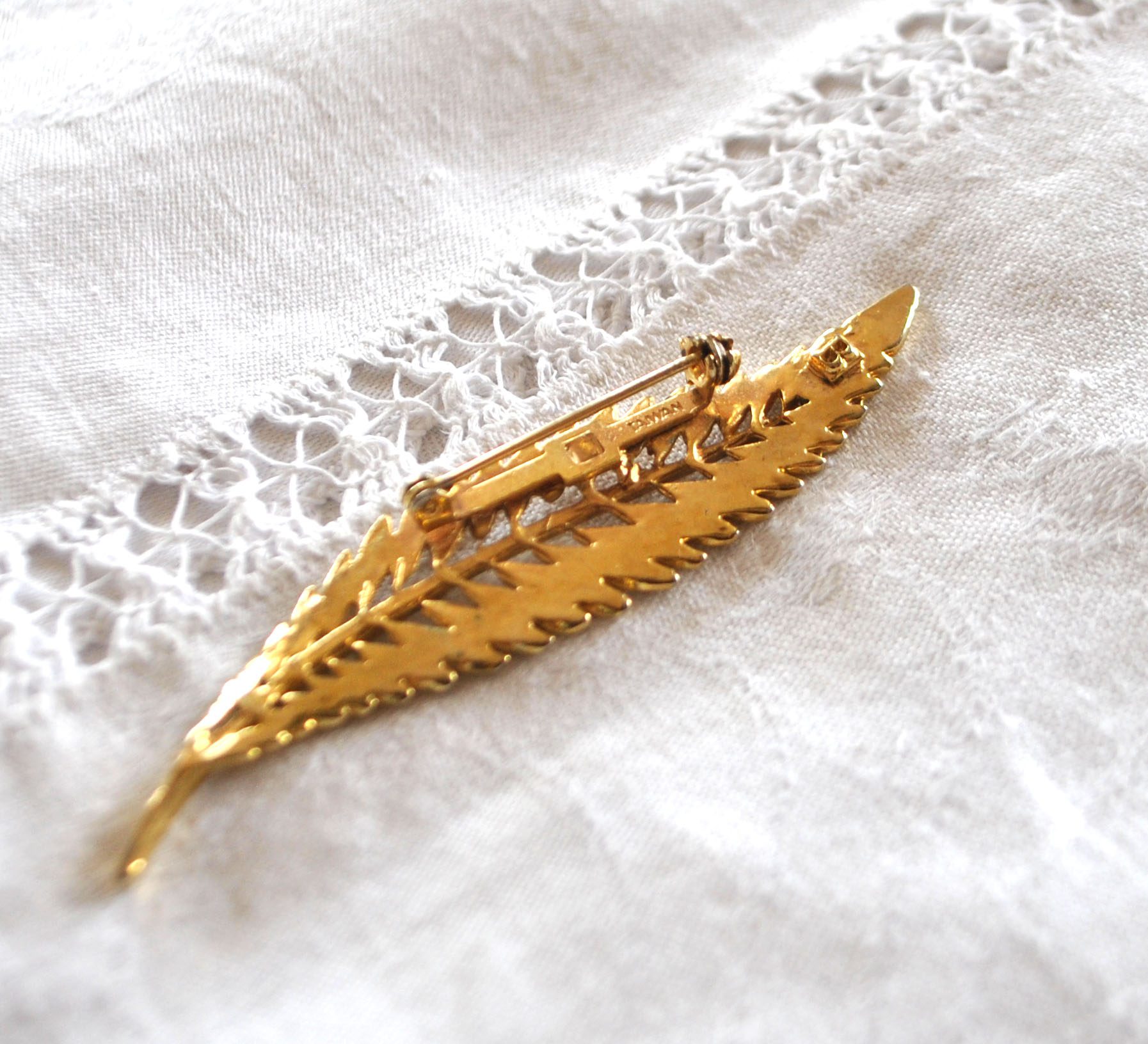 Broche dorée Feuille ajouré en métal - Bijou vintage – Image 3
