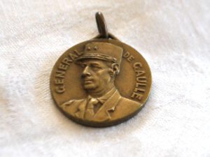 Médaille militaire pendentif "Général DE GAULLE" Profil en Bronze