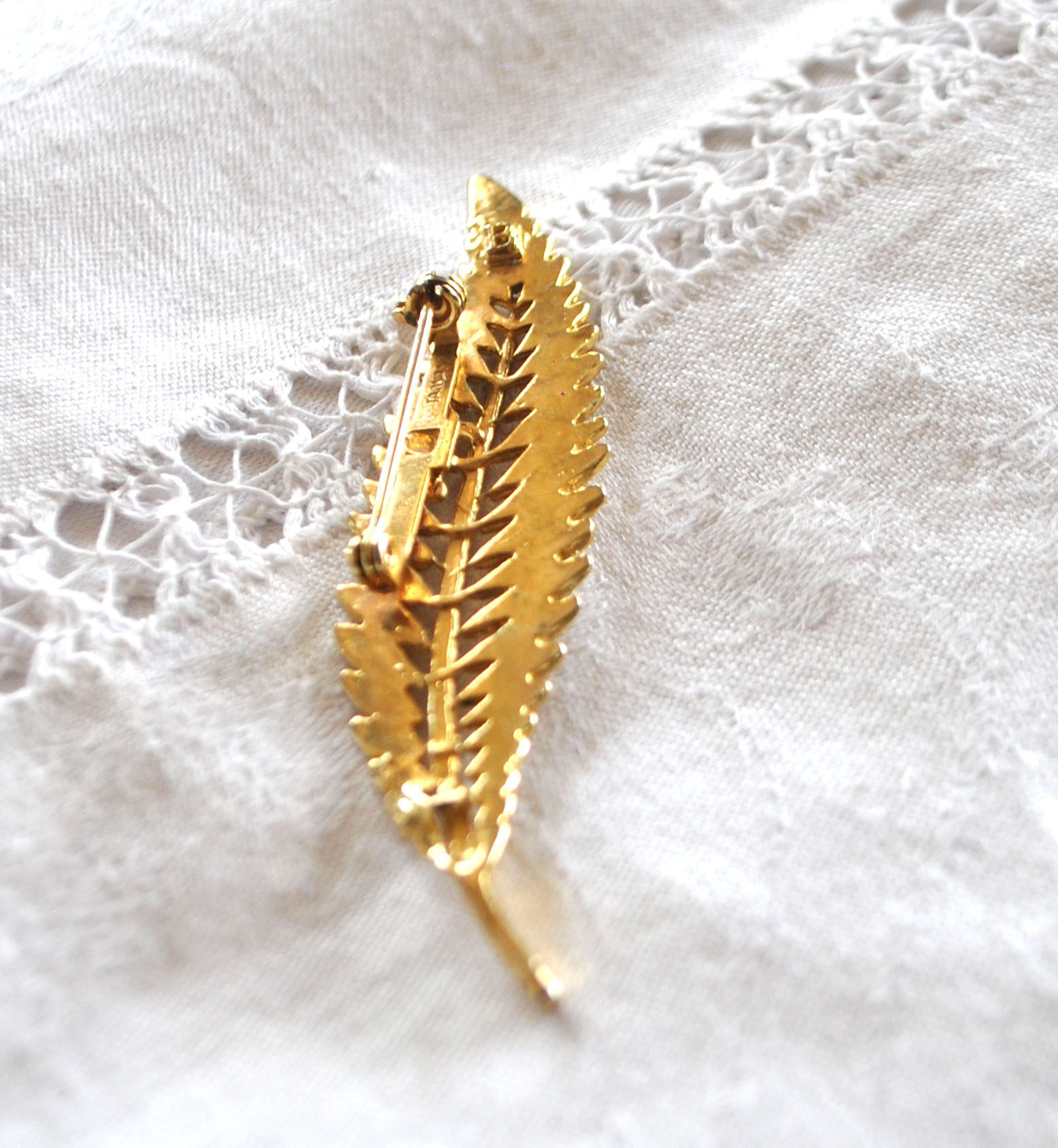 Broche dorée Feuille ajouré en métal - Bijou vintage – Image 4