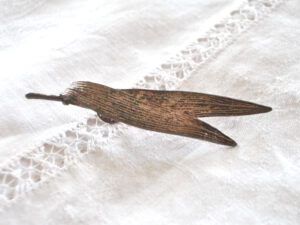 Broche Pin's vintage Feuille laurier en métal argenté