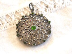 Pendentif médaillon en Argent français Rosace ajouré marcassite péridot 1900
