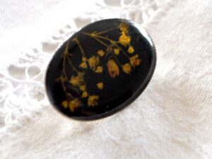 Broche médaillon en résine et fleur séchée - Bijou vintage