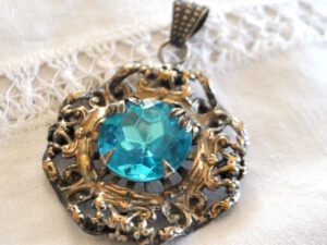 Pendentif médaillon cabochon bleu turquoise et métal ajouré pomponne? Bijou collier