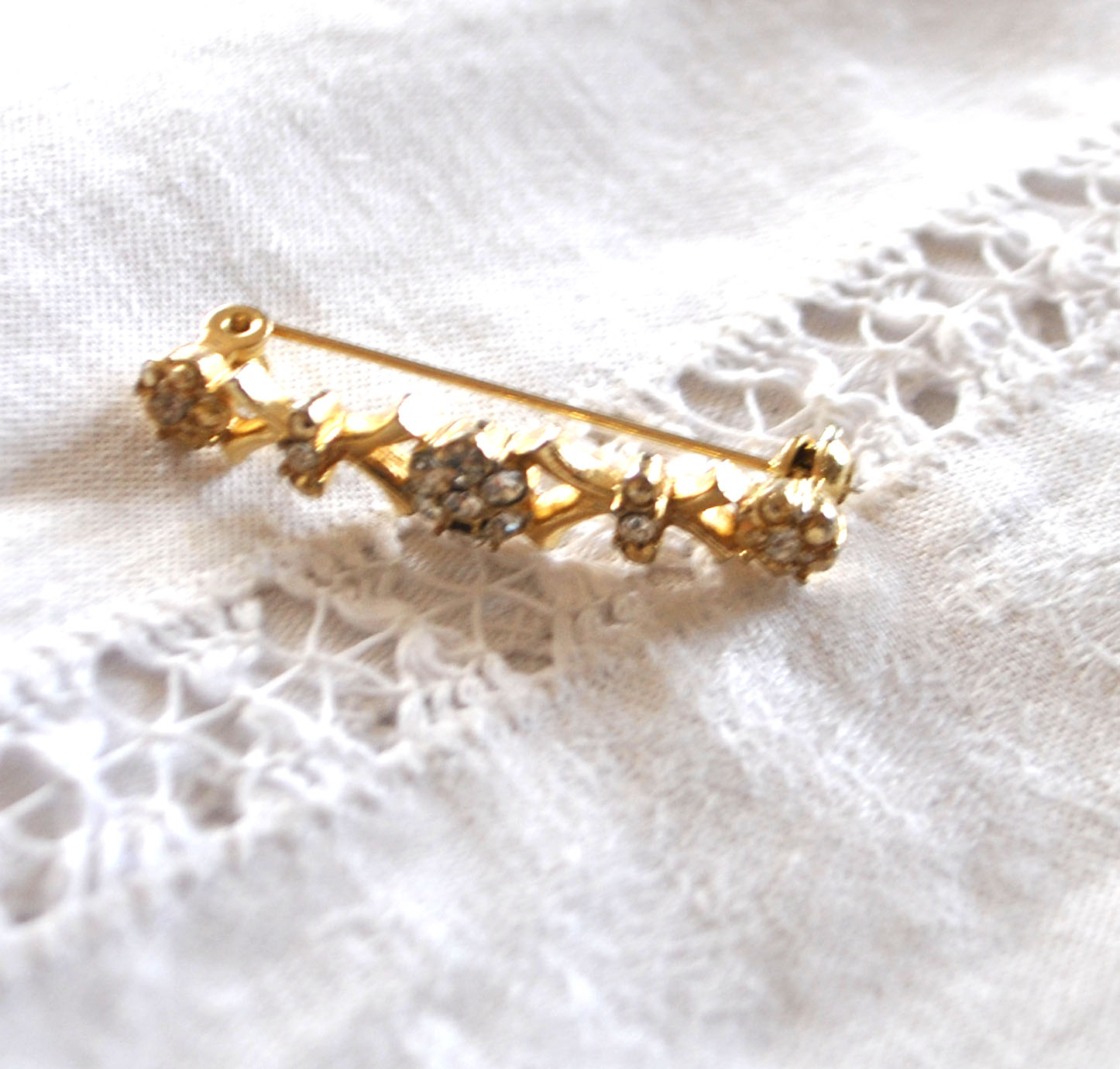 Broche fine vintage dorée et strass - Bijou fantaisie DX – Image 6