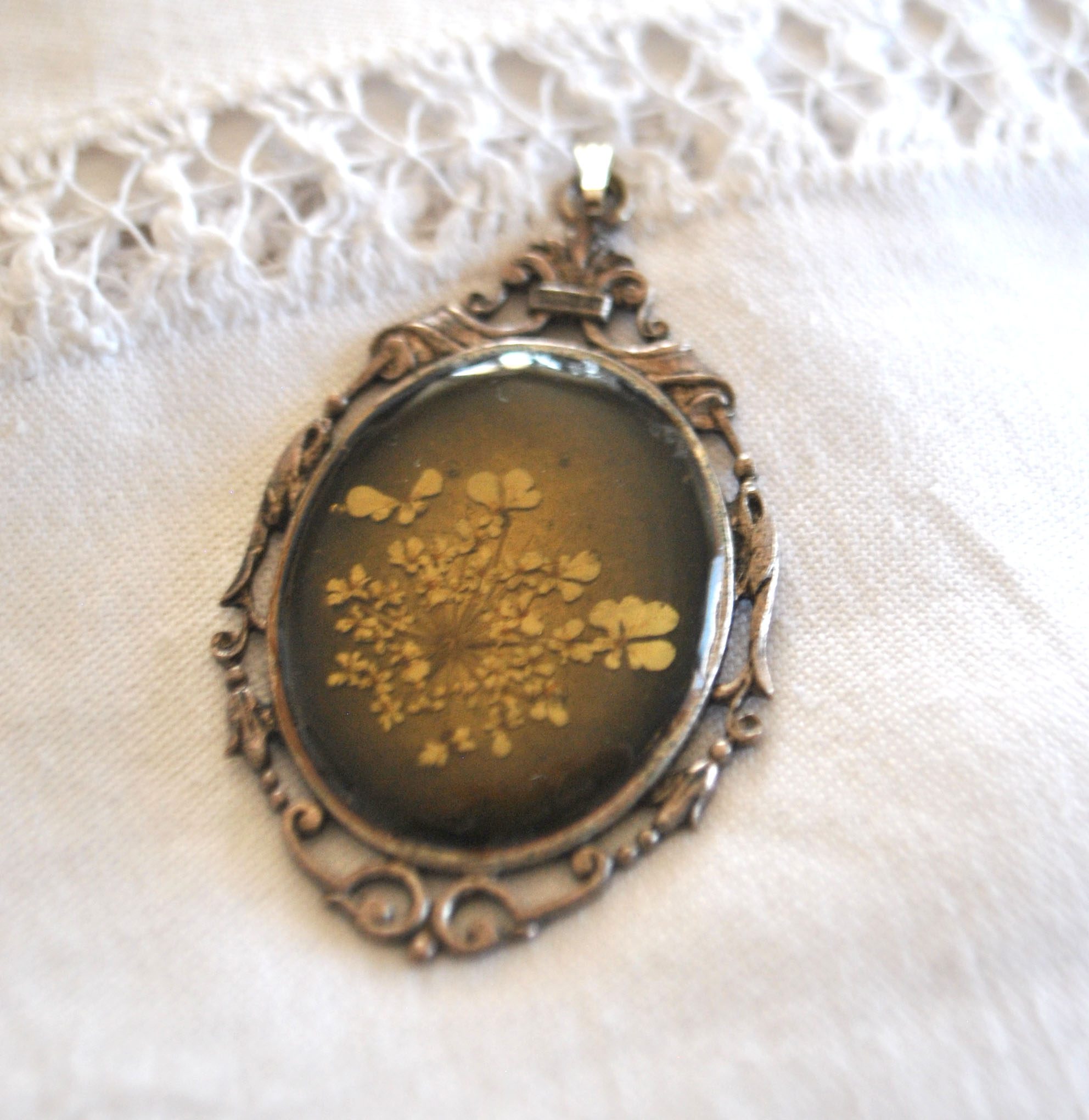Pendentif médaillon en résine et fleur séchée - Bijou vintage collier – Image 3
