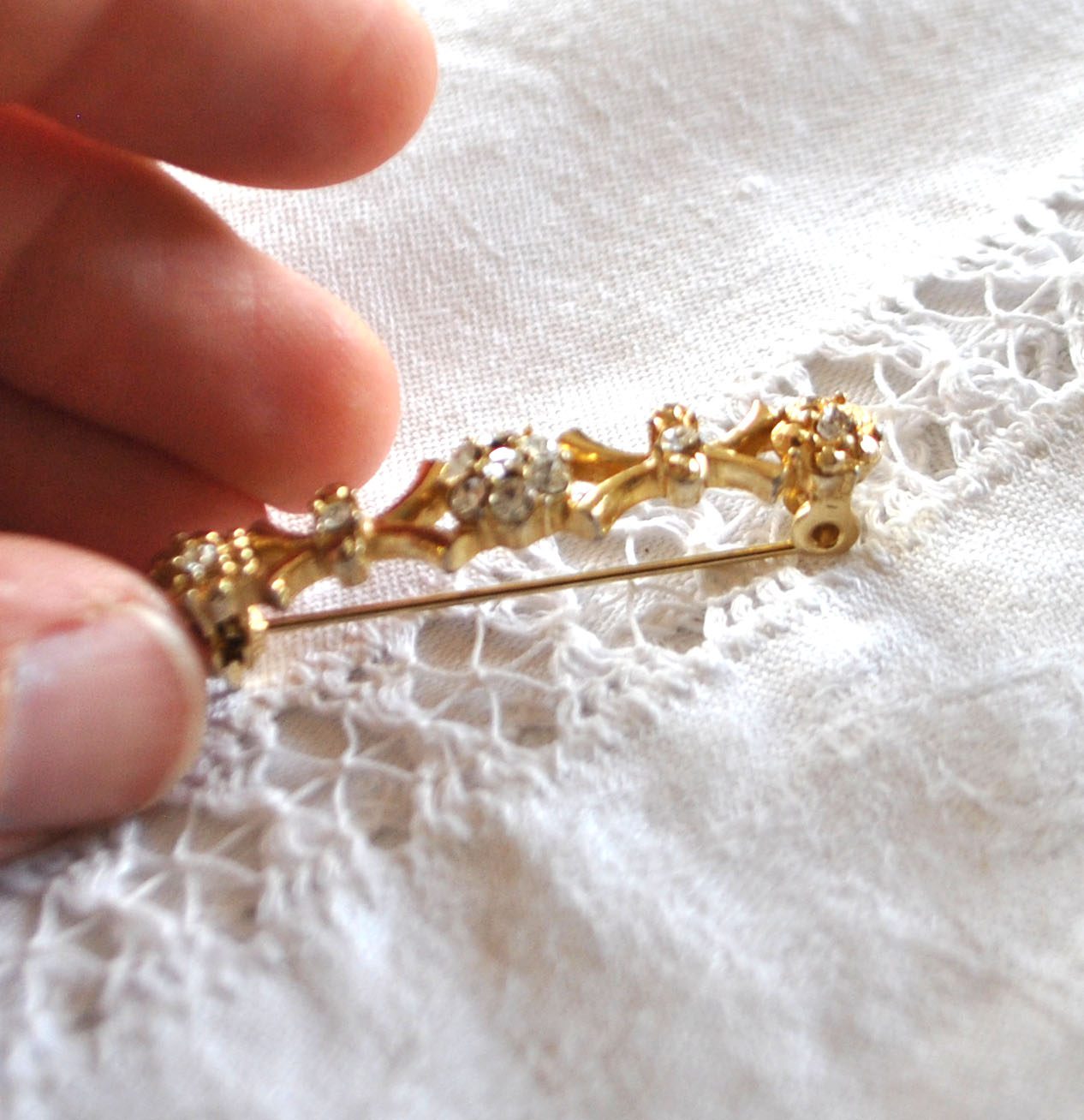 Broche fine vintage dorée et strass - Bijou fantaisie DX – Image 9