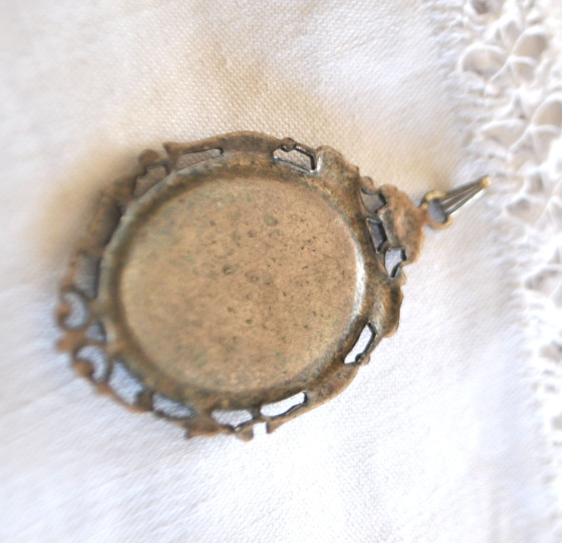 Pendentif médaillon en résine et fleur séchée - Bijou vintage collier – Image 7