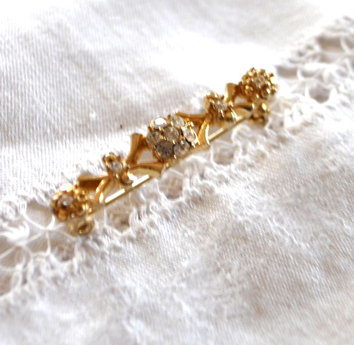 Broche fine vintage dorée et strass - Bijou fantaisie DX – Image 2