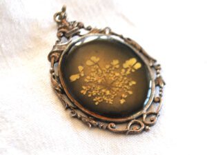 Pendentif médaillon en résine et fleur séchée - Bijou vintage collier
