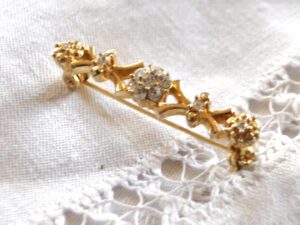 Broche fine vintage dorée et strass - Bijou fantaisie DX