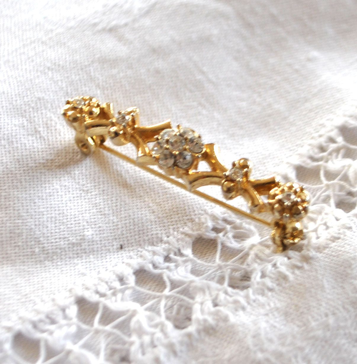 Broche fine vintage dorée et strass - Bijou fantaisie DX