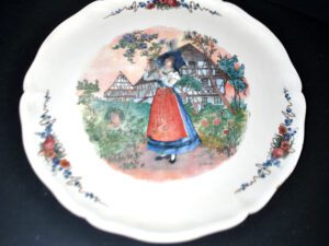 SARREGUEMINES Plat à tarte en faïence décor "Obernai" par Henri Loux