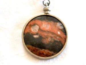 Pendentif médaillon en pierre marbre rose - Bijou vintage collier