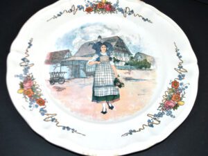 SARREGUEMINES Plat rond OBERNAI en faïence décor LOUX Alsace 31.5