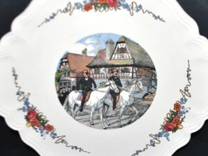 SARREGUEMINES Plat Obernai chantourné en faïence décor Cavaliers Alsace par Loux