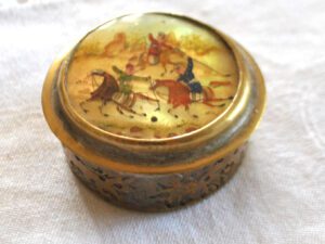 Boite ronde en nacre peint main polo et laiton - Pilulier ancien