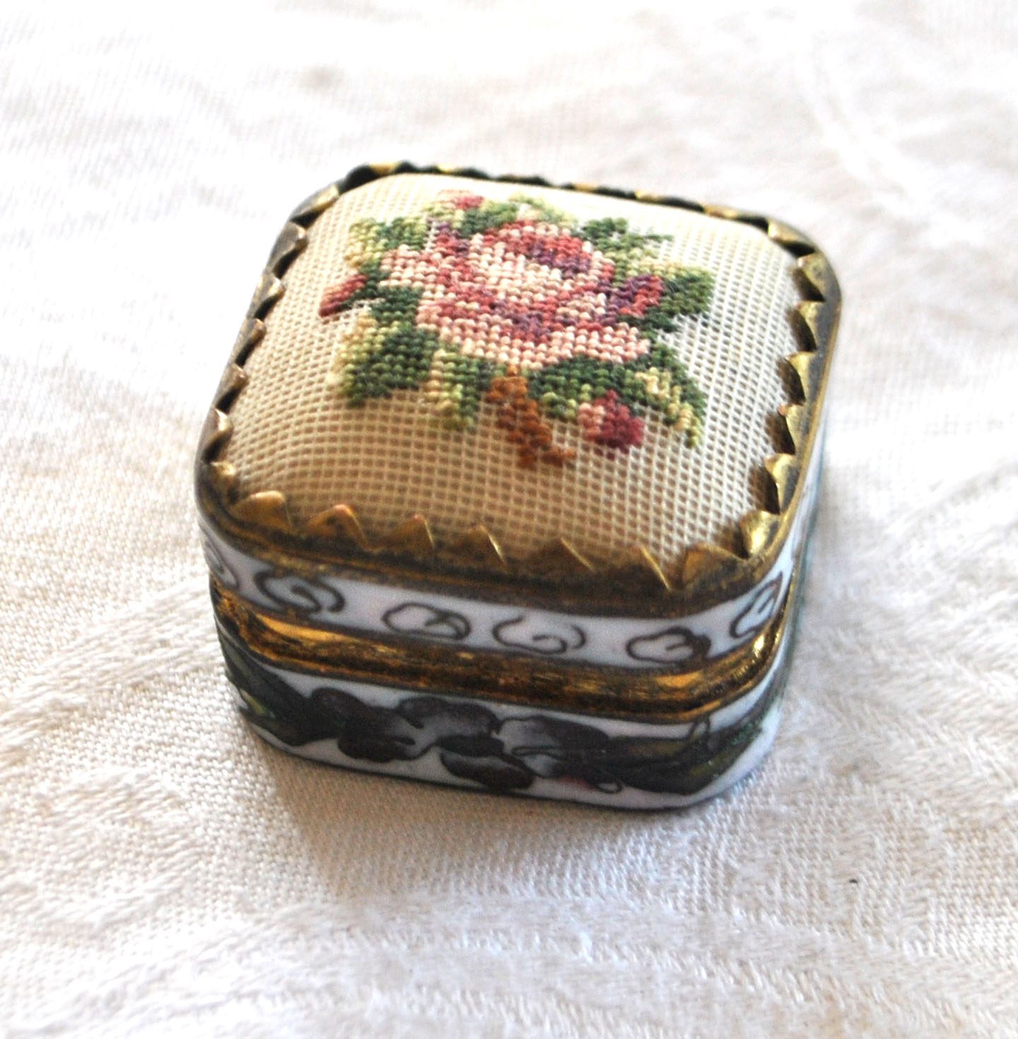 Boite en émaux cloisonné et broderie - Pilulier ancien – Image 8