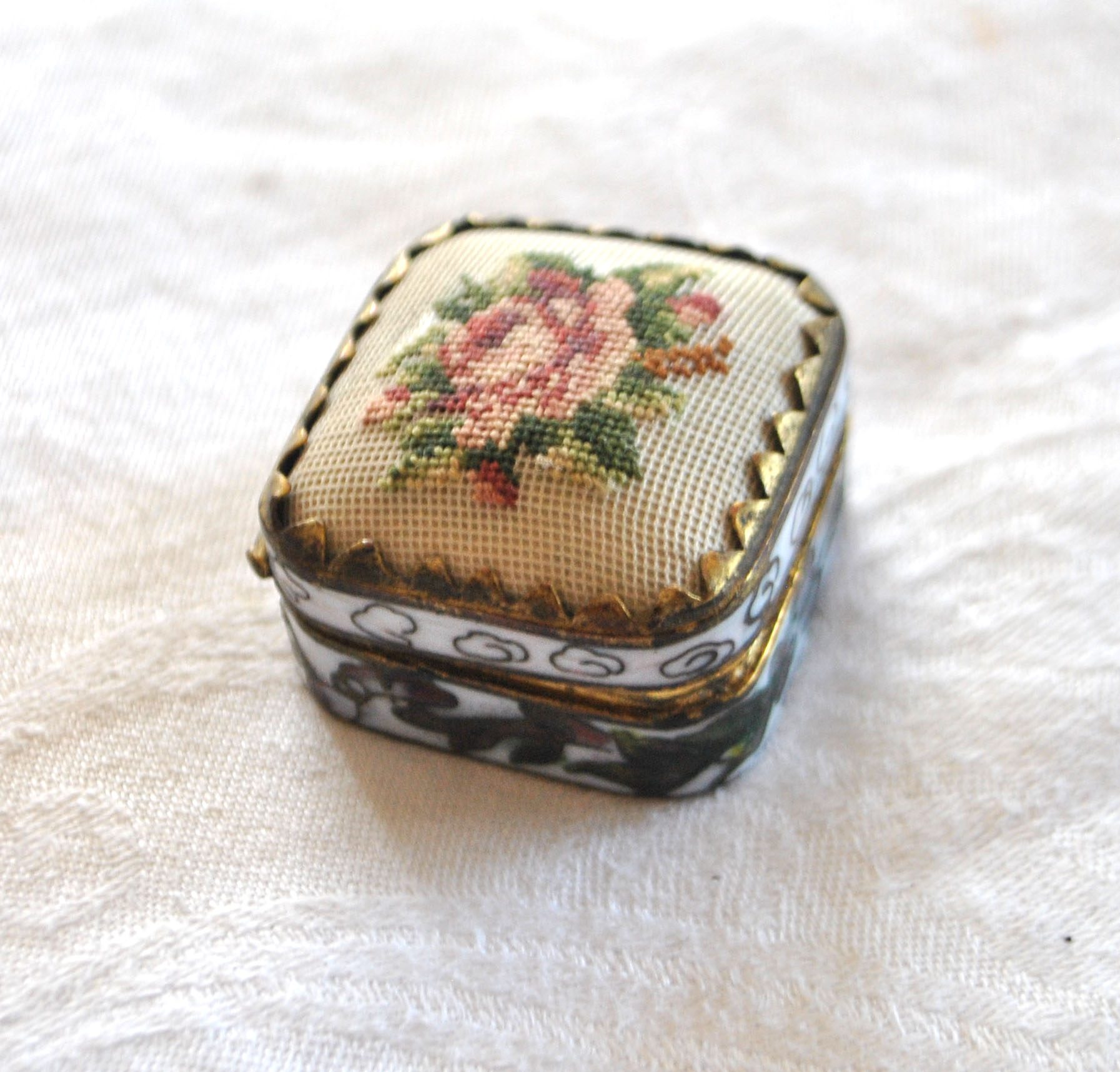 Boite en émaux cloisonné et broderie - Pilulier ancien – Image 9