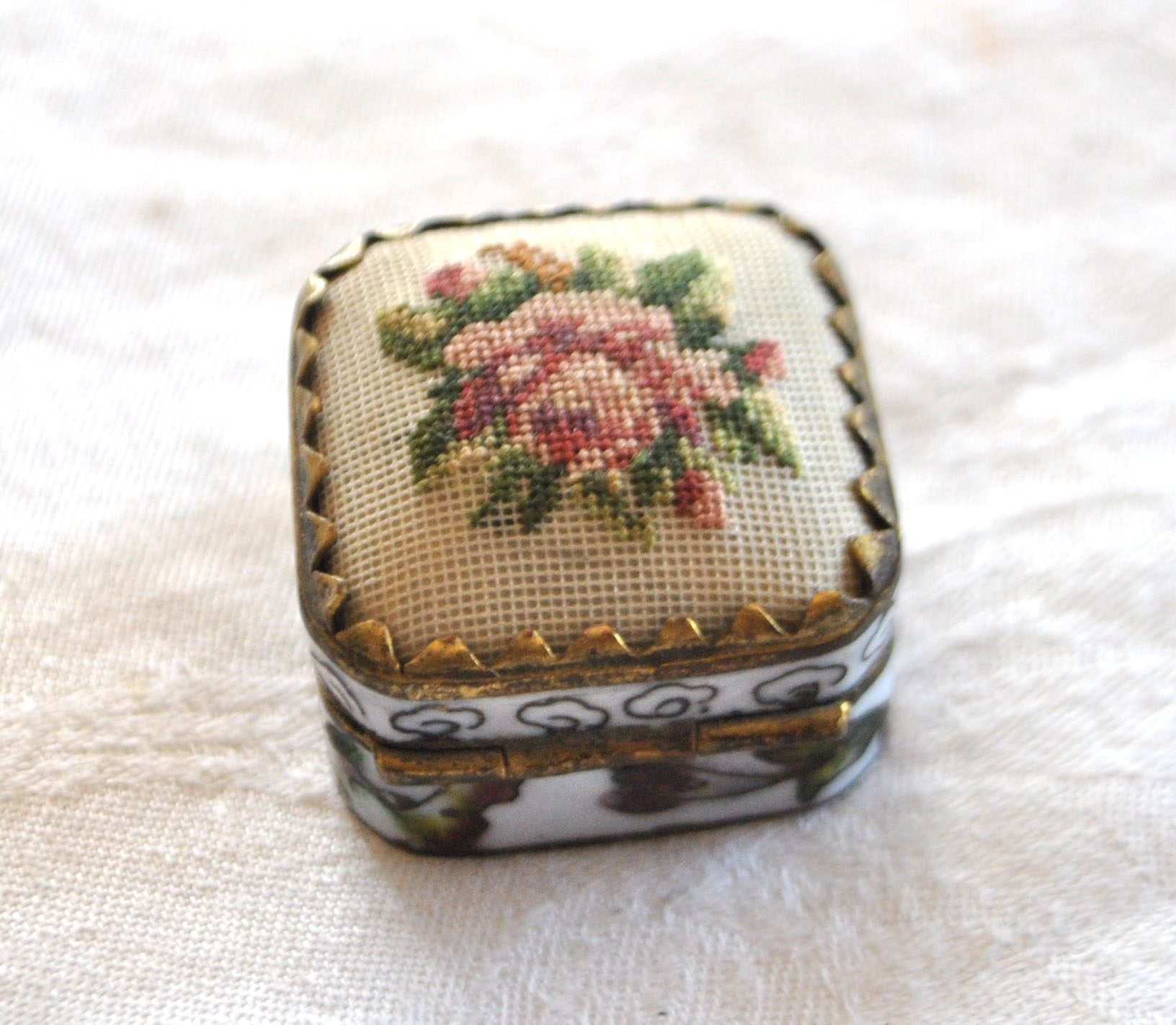 Boite en émaux cloisonné et broderie - Pilulier ancien – Image 10