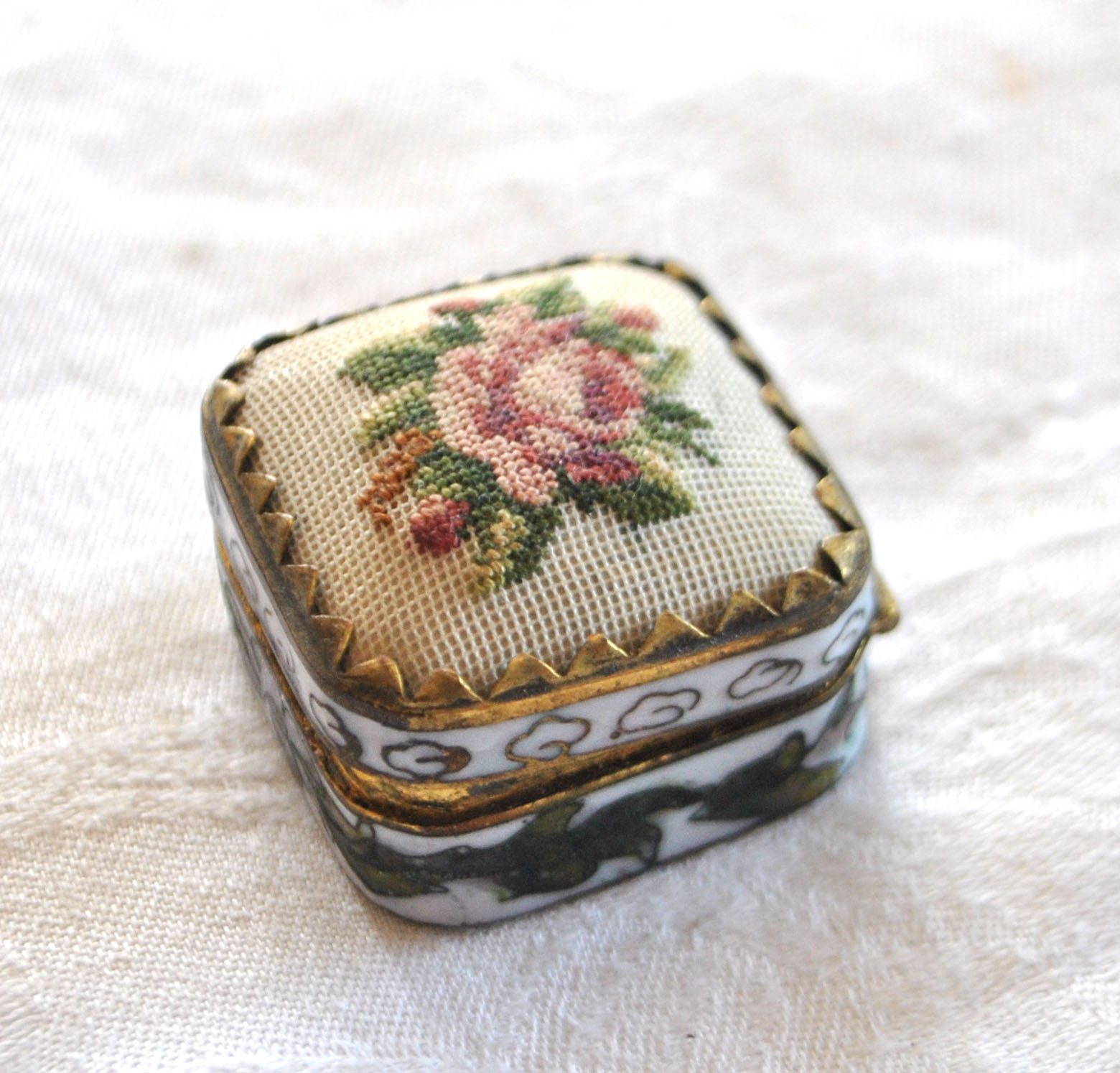 Boite en émaux cloisonné et broderie - Pilulier ancien – Image 11