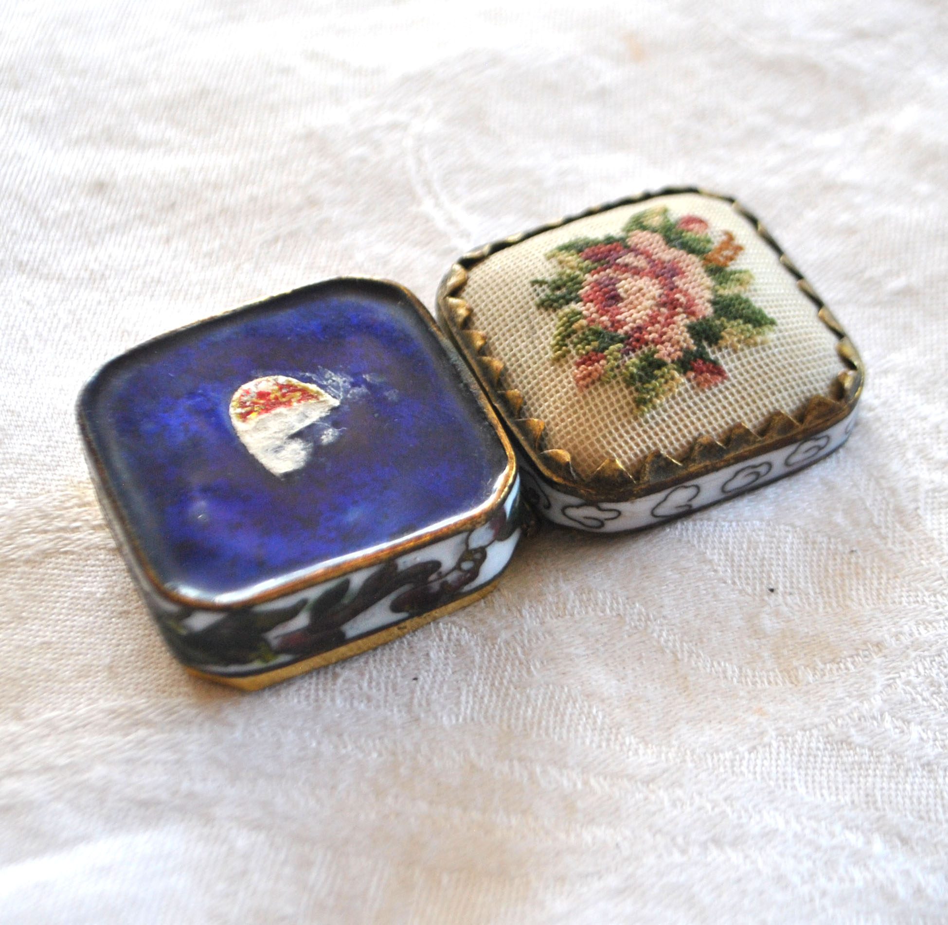 Boite en émaux cloisonné et broderie - Pilulier ancien – Image 15