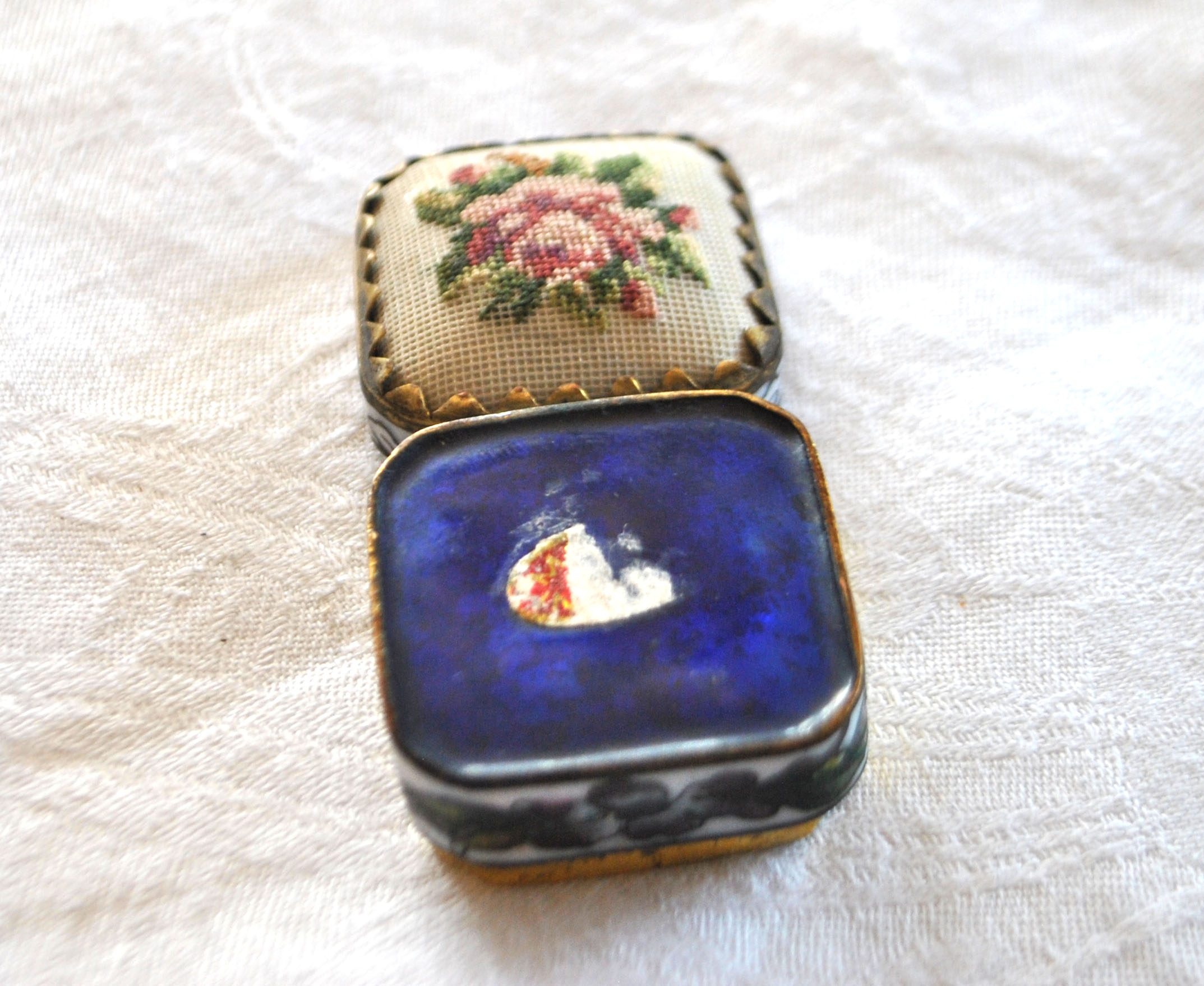 Boite en émaux cloisonné et broderie - Pilulier ancien – Image 16